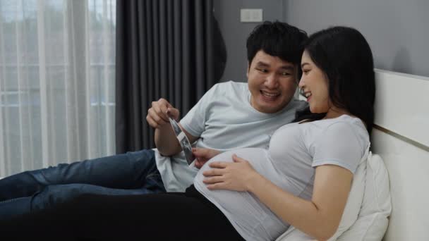 Szczęśliwy Ciąży Kobieta Jej Mąż Patrząc Usg Zdjęcie Łóżku — Wideo stockowe