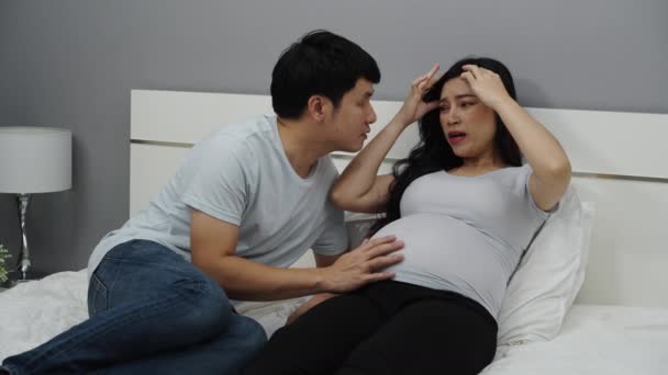 Těhotné Ženy Bolestí Hlavy Manželem Posteli — Stock video
