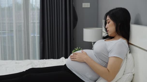 Gelukkig Zwanger Vrouw Strelen Praten Met Baby Buik Een Bed — Stockvideo