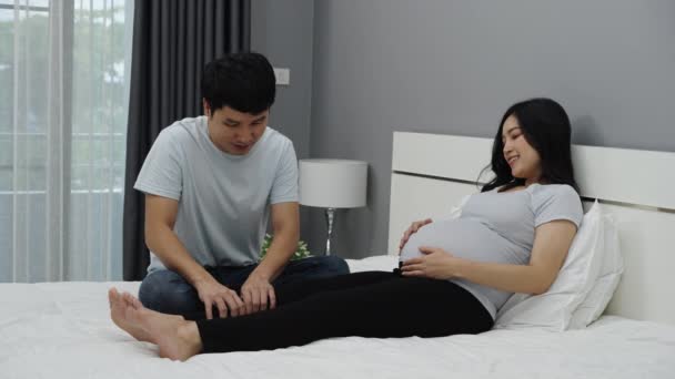 Marido Massageando Suas Pernas Esposa Grávida Uma Cama Cuidados Maternidade — Vídeo de Stock