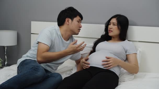 Gestresste Und Besorgte Schwangere Streiten Und Streiten Auf Dem Bett — Stockvideo