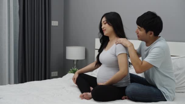 Soțul Masează Umerii Soției Sale Însărcinate Pat Suferă Dureri Spate — Videoclip de stoc