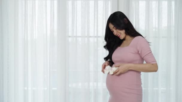 Schwangere Mit Babysocken Oder Schuhen — Stockvideo