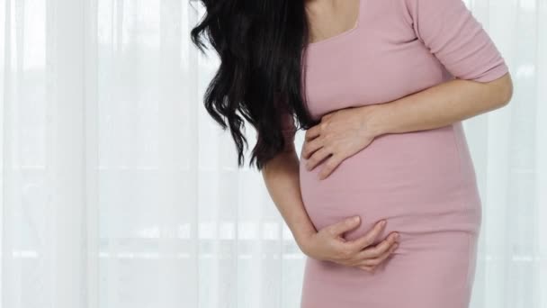 Mujer Embarazada Tiene Dolor Estómago Fondo Ventana — Vídeos de Stock