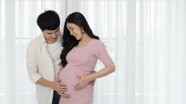 Manželé Čekají Dítě Muž Objímá Svou Těhotnou Ženu Pozadí Okna — Stock video