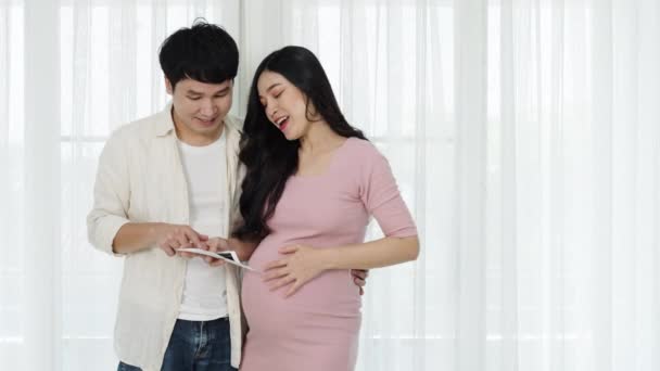 Feliz Mujer Embarazada Marido Busca Ultrasonido Escanear Foto — Vídeos de Stock