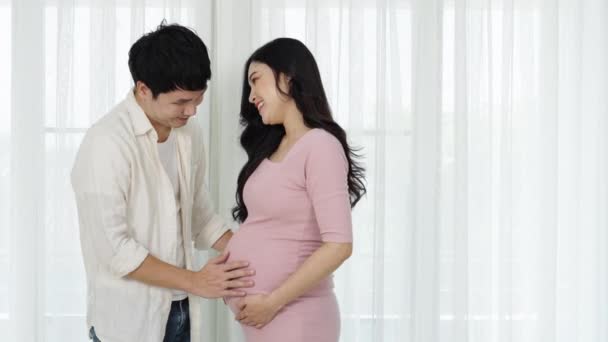 Feliz Pareja Embarazada Acariciando Hablando Con Bebé Vientre Fondo Ventana — Vídeos de Stock