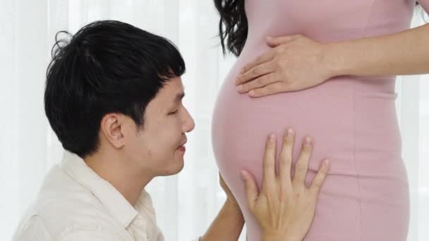 Férj Csókolgatja Terhes Felesége Hasát — Stock videók
