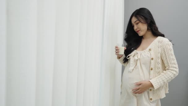 Zwanger Vrouw Drinken Van Een Melk Bij Het Raam Slaapkamer — Stockvideo