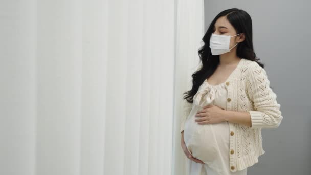 Těhotná Žena Lékařské Masce Dívá Oknem Ložnici Zůstat Sama Ochranu — Stock video