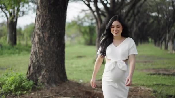 Feliz Mujer Embarazada Caminando Parque — Vídeo de stock