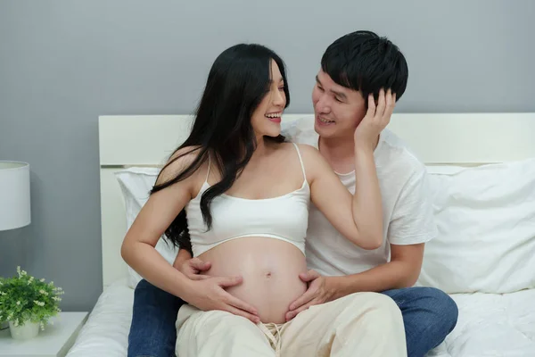 Manželé Čekají Dítě Muž Objímá Svou Těhotnou Ženu Posteli — Stock fotografie