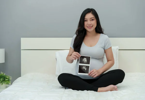 Mulher Grávida Feliz Olhando Ultra Som Foto Bebê Uma Cama — Fotografia de Stock