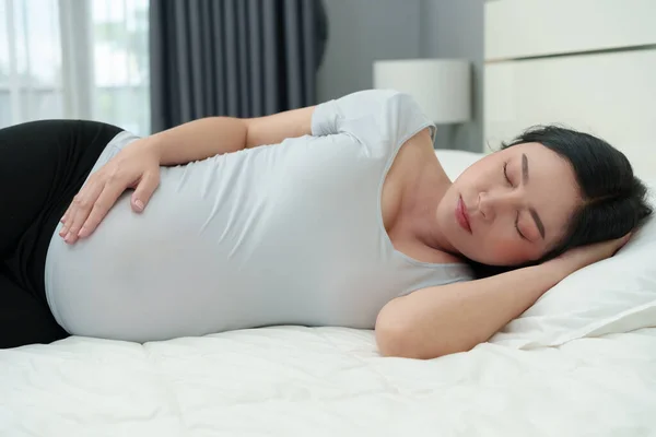 Mujer Embarazada Durmiendo Una Cama —  Fotos de Stock