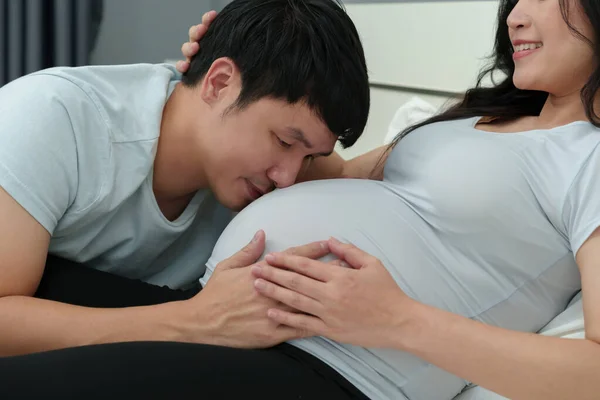 丈夫亲吻他怀孕妻子的腹部 — 图库照片