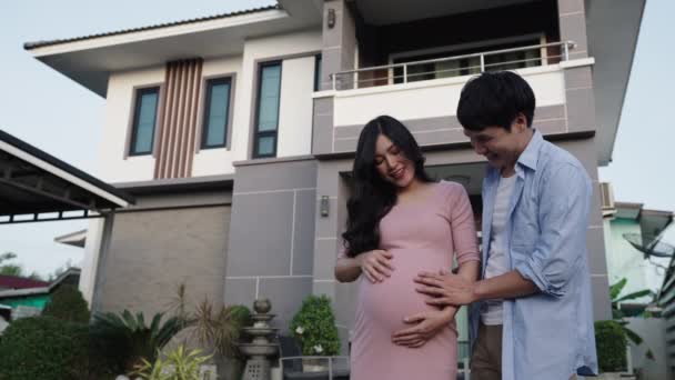 Happy Family Standing House Stroking Belly Husband Talking Pregnant Wife — Vídeo de Stock