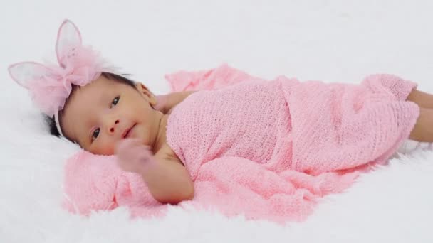 Новорожденная Девочка Одеяле Кровати — стоковое видео