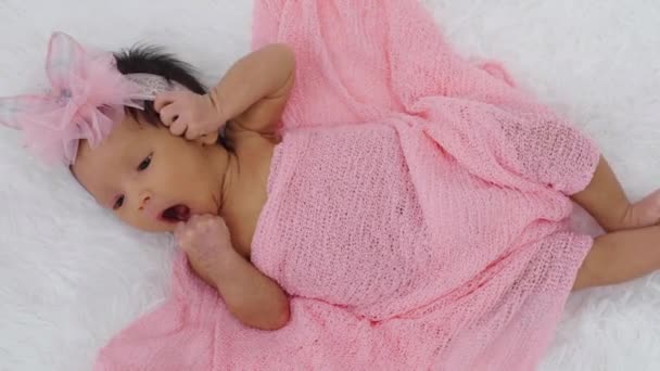 Новорожденная Девочка Одеяле Кровати — стоковое видео