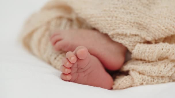 把新生婴儿的脚放在床上 — 图库视频影像
