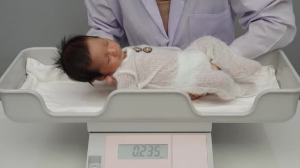 Nyfödd Baby Viktmätning Digitala Skalor Med Läkare Sjukhus — Stockvideo