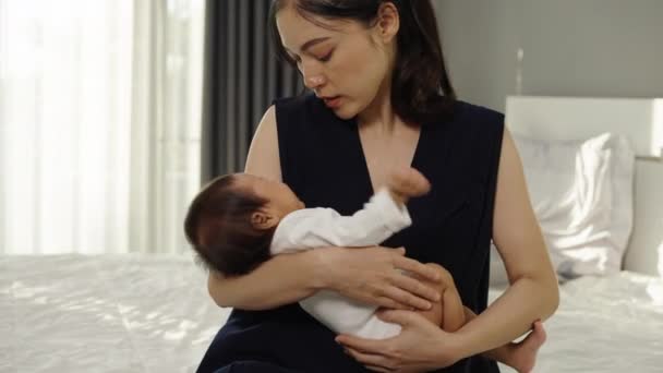 Mother Holding Consoling Her Crying Newborn Baby Arms Bed — 图库视频影像