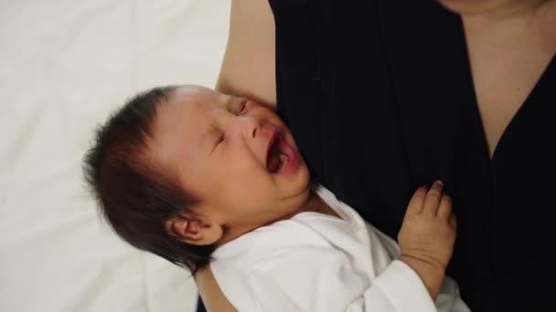 Noworodek Płacze Podczas Gdy Matka Trzyma Się Łóżku — Wideo stockowe