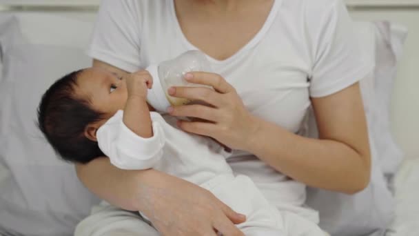 Matka Krmení Mléko Láhev Její Novorozeně Dítě Posteli — Stock video