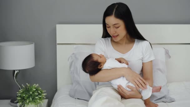 Matka Trzyma Pociesza Swoje Nowonarodzone Dziecko Spania Łóżku — Wideo stockowe