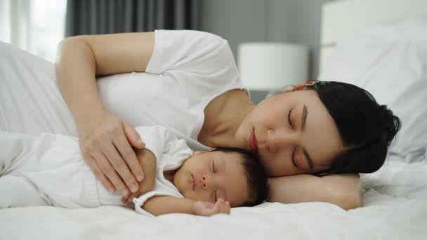 Mutter Und Ihr Baby Schlafen Zusammen Auf Einem Bett — Stockvideo