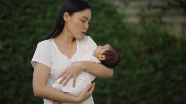 Madre Sosteniendo Hablando Con Bebé Recién Nacido Jardín — Vídeos de Stock