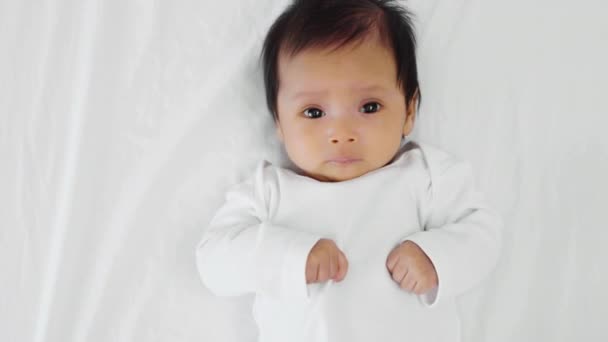 Новорожденный Ребенок Лежит Белой Кровати — стоковое видео