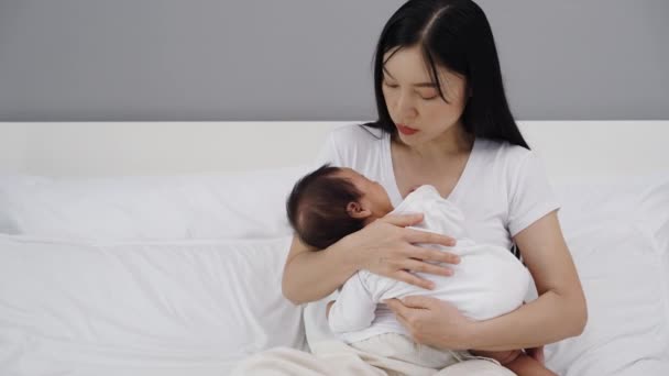 Μητέρα Προσπαθεί Παρηγορήσει Ένα Μωρό Που Κλαίει Ένα Κρεβάτι — Αρχείο Βίντεο