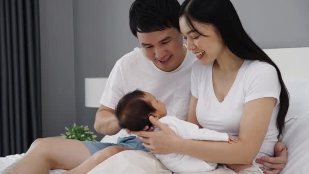 Szczęśliwy Rodzice Ojciec Matka Rozmawiając Bawiąc Się Dzieckiem Łóżku — Wideo stockowe