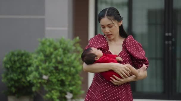 Matka Gospodarstwa Pocieszające Płaczące Dziecko Przed Domem — Wideo stockowe