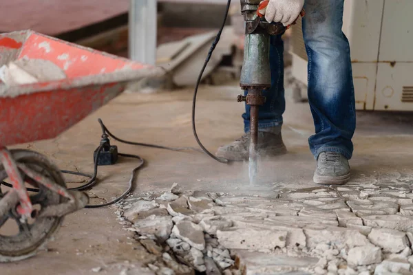 Arbeiter Brechen Mit Presslufthammer Betonboden Auf — Stockfoto