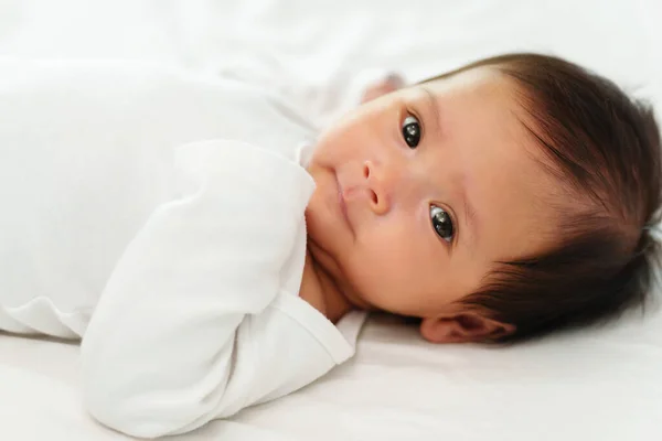 Bebé Recién Nacido Acostado Una Cama Blanca —  Fotos de Stock