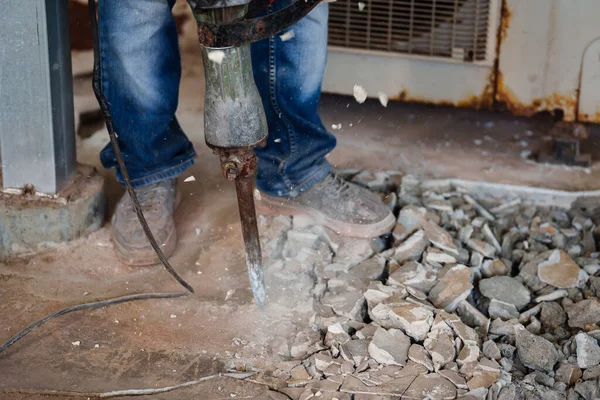 Labor Using Jackhammer Break Concrete Floor — Foto de Stock
