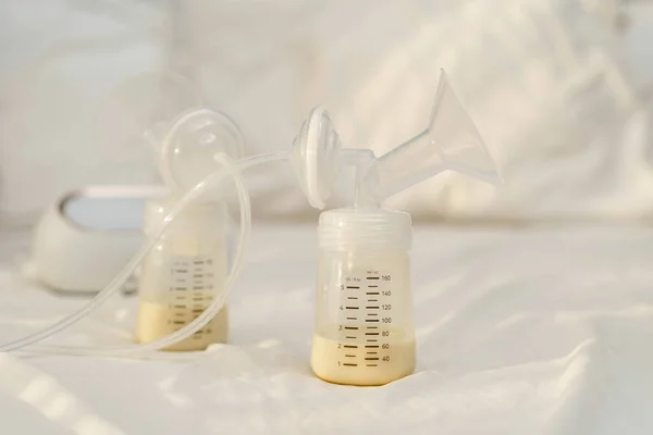 Грудное Молоко Бутылках Электрическим Грудным Молоком Установленных Кровати — стоковое фото