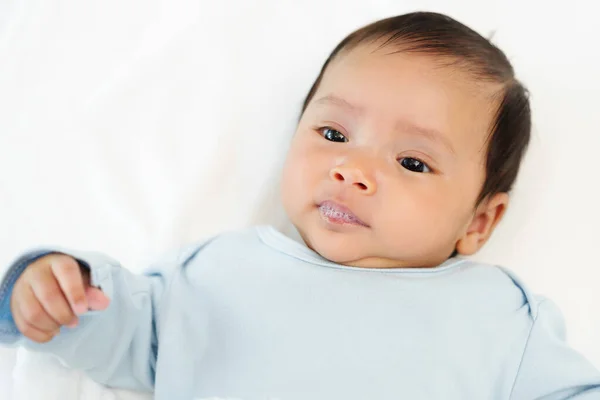 Close Bebê Recém Nascido Está Jogando Saliva — Fotografia de Stock