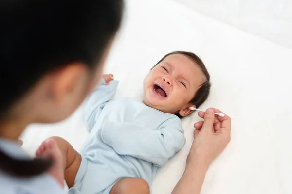 Annem Yatakta Ağlayan Yeni Doğan Bebeklerin Kulaklarını Temizlemek Için Pamuk — Stok fotoğraf