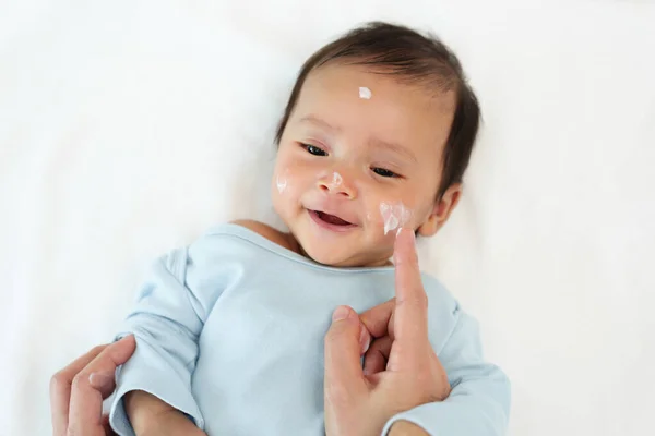 Madre Aplicando Crema Hidratante Cara Bebé Recién Nacido — Foto de Stock
