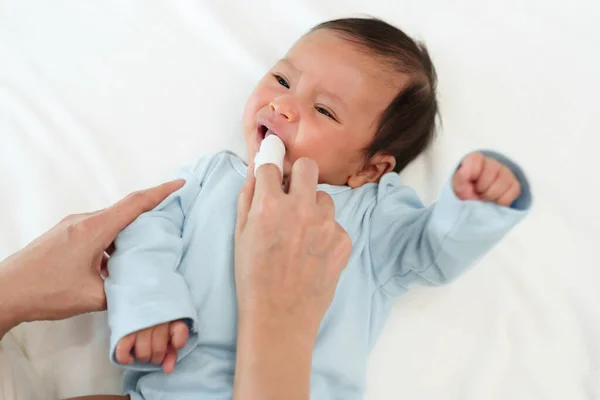 Madre Usando Dedo Para Limpiar Boca Del Bebé Recién Nacido — Foto de Stock
