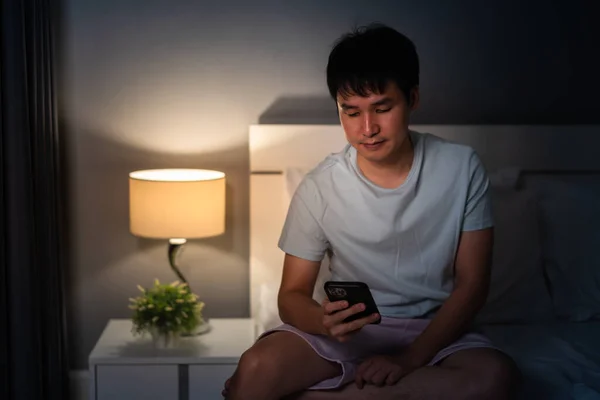 Homme Utilisant Smartphone Sur Lit Nuit — Photo