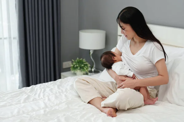 Mother Breastfeeding Newborm Baby Bed — Stock Photo, Image