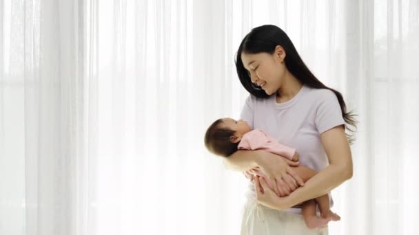 Madre Sosteniendo Bebé Recién Nacido Sobre Fondo Blanco Ventana — Vídeos de Stock