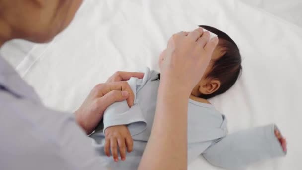 Matka Úklid Otírání Novorozeně Dětský Obličej Bavlněným Podložkou Posteli — Stock video
