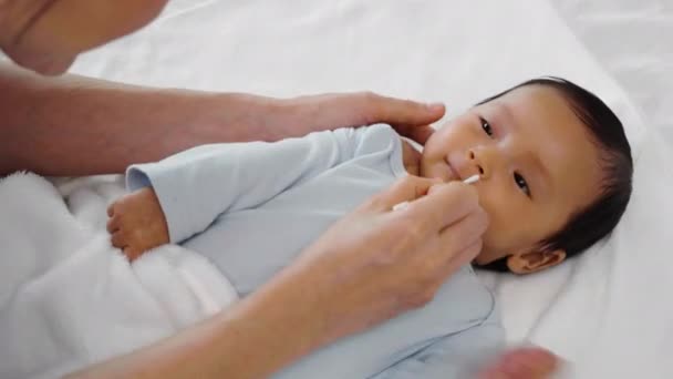 Matka Pomocí Bavlněné Poupě Čistit Nos Novorozence Posteli — Stock video