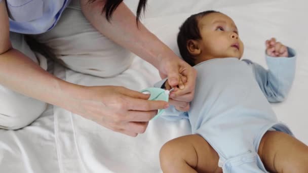 新生児の手の爪を爪はさみで切る母親 — ストック動画