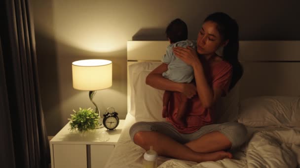Madre Sosteniendo Bebé Recién Nacido Eructando Después Alimentar Con Leche — Vídeos de Stock