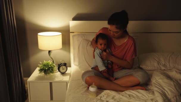 Madre Che Tiene Neonato Ruttare Dopo Aver Nutrito Latte Letto — Video Stock